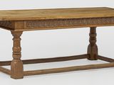 une image représentant une table en bois avec un plateau sculpté, sur fond blanc