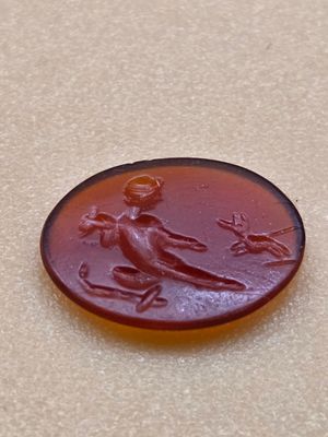 GLYPTIQUE INTAILLE Romaine en cornaline, figurant une figure…