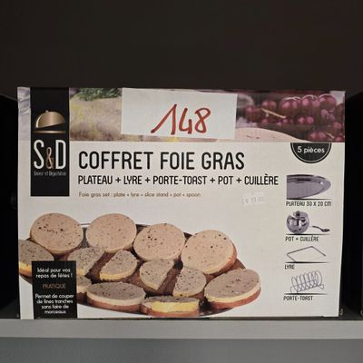 une boîte de nourriture posée sur une étagère