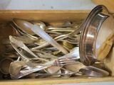 une boîte en bois remplie de cuillères en argent et de cuillères