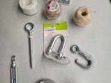 une table sur laquelle se trouvent plusieurs objets différents
