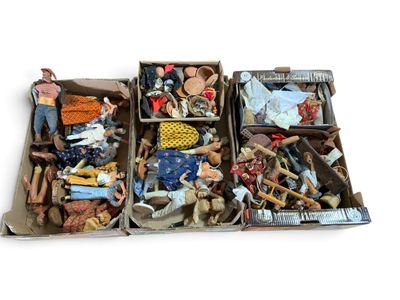 une boîte remplie de jouets variés posée sur une surface blanche