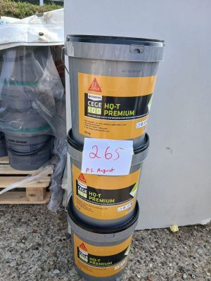 une pile de seaux posée par terre à côté d'un tas de tonneaux