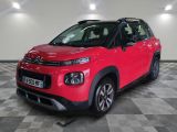 La Citroën rouge est garée dans une grande pièce