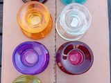de nombreux verres de différentes couleurs dans une boîte posée sur une table