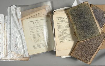 RÉVOLUTION. Un carton contenant environ 260 décrets de la Co…