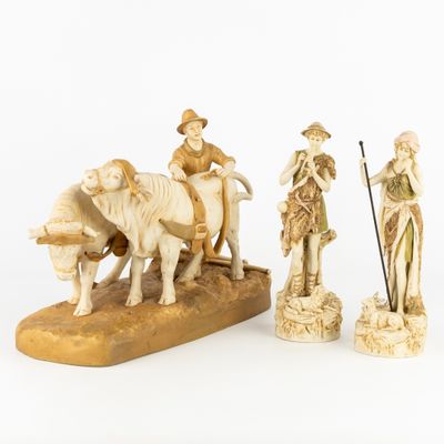 plusieurs figurines représentant des personnes et des animaux sur un fond blanc