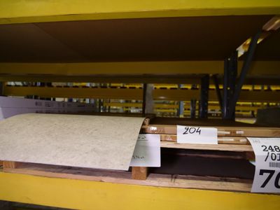 toutes ces boîtes qui se trouvent sur les rayons du magasin