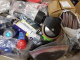 un tas d'objets divers dans une boîte en carton