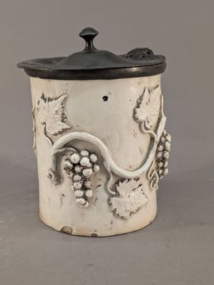 un vase blanc avec un couvercle noir orné d'un dragon