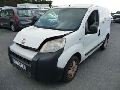 une petite camionnette blanche garée sur un parking