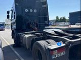 un camion semi-remorque garé dans un parking
