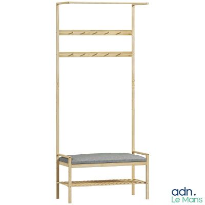 un porte-manteaux en bois avec un banc en dessous, sur fond blanc