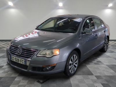une photo d'une Volkswagen Passat argentée garée dans un garage