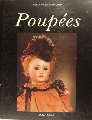 la couverture d'un livre sur laquelle figure l'image d'une poupée coiffée d'un chapeau
