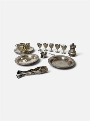 un assortiment d'argenterie comprenant un bol, une cuillère et d'autres objets