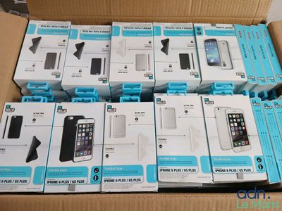beaucoup de boîtes de téléphones portables dans le carton