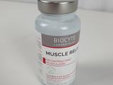 une bouteille de « Muscle Relief » posée sur une table