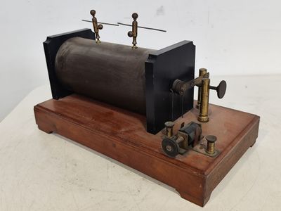 une vieille maquette de machine à vapeur posée sur un socle en bois