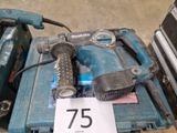 une photo d'un marteau et d'autres outils posés sur une table