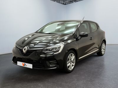 La voiture noire est garée dans une grande pièce au sol noir.