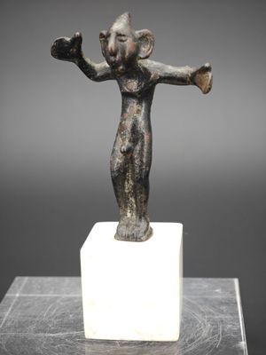 une image représentant une statue d'un homme les bras tendus