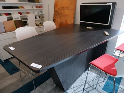 une photo d'un bureau sur lequel se trouve un téléviseur