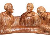 trois figurines représentant des moines assis sur un banc, sur fond blanc