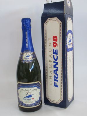 l'image d'une bouteille de champagne à côté d'un carton de vin
