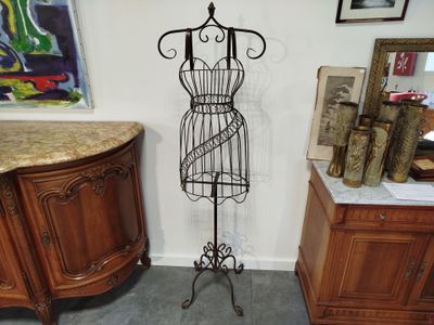 un mannequin posé sur un socle dans une pièce