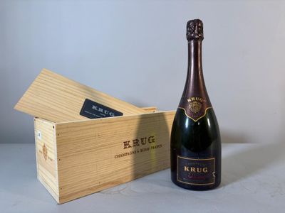 l'image d'une bouteille de vin posée à côté d'une caisse en bois