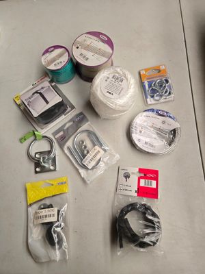 plusieurs objets posés ensemble sur une table