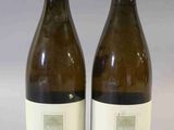 deux bouteilles de vin blanc posées sur une table