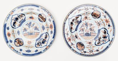 CHINE Réunion de deux assiettes en porcelaine à décor "imari…