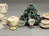 de nombreux types de vases et de bols sur la table