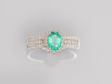 une bague en émeraude et diamant