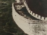 a picture of an old photo of the great wall of china