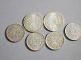 six pièces d'argent empilées les unes sur les autres sur une table