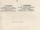 un vieux livre sur lequel figure une image en noir et blanc représentant le titre d'un livre