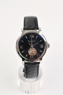 une photo d'une montre avec un cadran noir et un bracelet en cuir noir