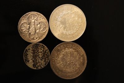 quatre types différents de pièces d'argent sur un fond noir