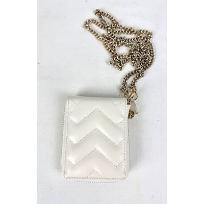 SANDRO. Porte-cartes zippé en cuir zig-zag blanc cassé et sa…