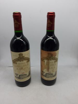 deux bouteilles de vin posées l'une à côté de l'autre sur une table