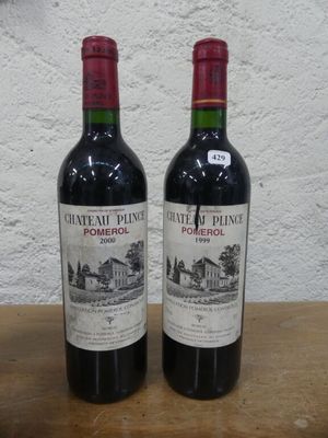deux bouteilles de vin posées sur une table en bois