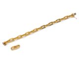 un bracelet en or muni d'une chaîne et d'un fermoir