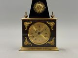 une horloge posée sur une table