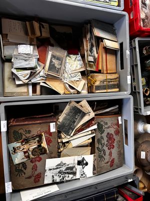 beaucoup de boîtes avec des images dessus