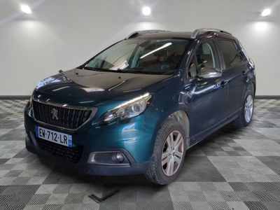 la voiture bleue est garée sur un sol en damier dans le garage
