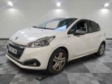 la voiture blanche est garée dans le garage sur le sol en damier