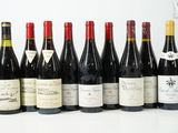 six bouteilles de vin sont alignées sur une table